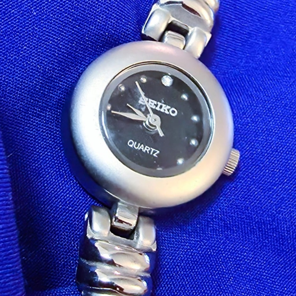 Seiko Vintage Petite Women's Watch 21mm
New battery , fully working